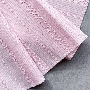 Тонкий фактурный батист 25*34 см восьмерки на розовом