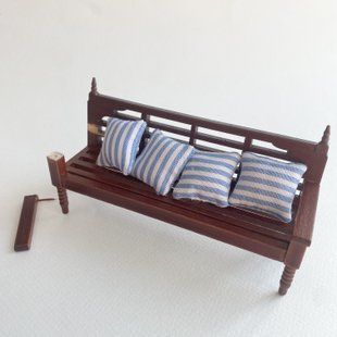 Миниатюрный диван с подушками Брак 13,7*7,3*3,5 см Орех